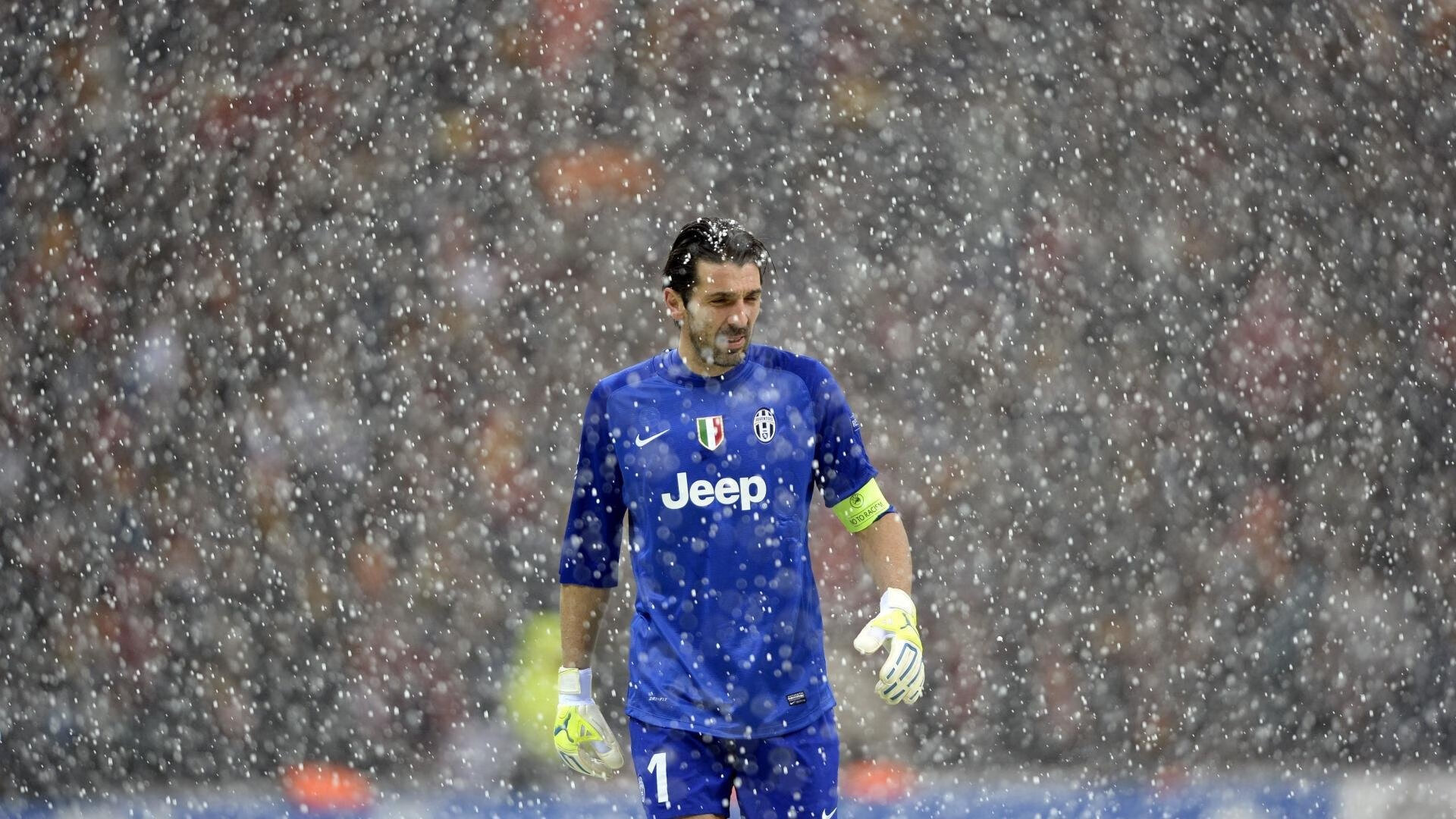 2018年首轮季后赛：库里在最后2分钟，连续投中三记三分，实现“鸟枪换炮”